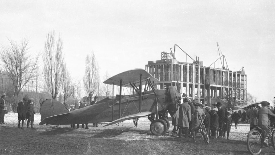 Photographie d'époque qui montre plusieurs curieux venus voir des avions en 1928.