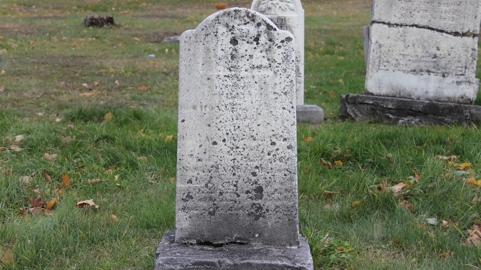 Une pierre tombale effacée dans un cimetière. 