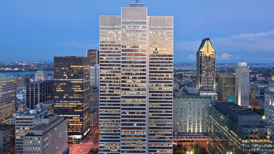 Vue sur la Place Ville Marie, la nuit, dans le centre-ville de Montréal