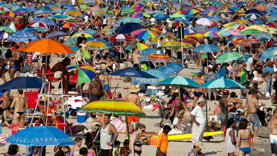 Des vacanciers déferlent sur une plage