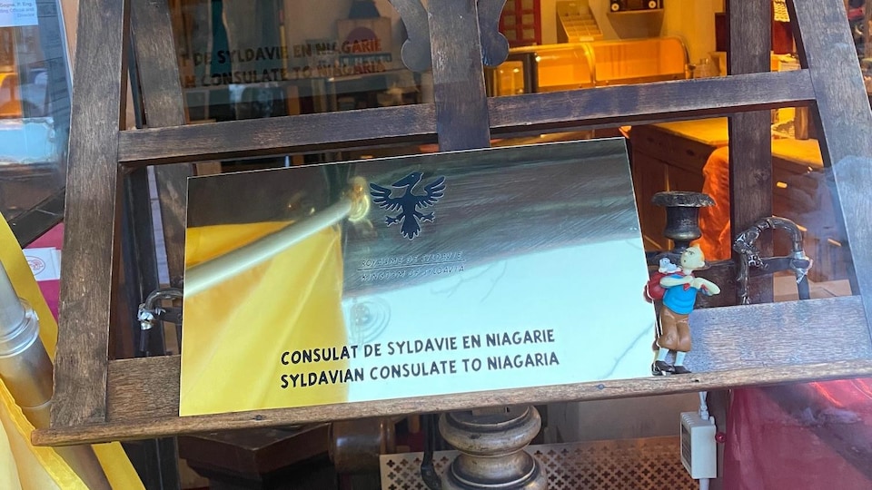 Plaque du consulat de Syldavie en Niagarie située au magasin The Belgian Chocolate Shop.