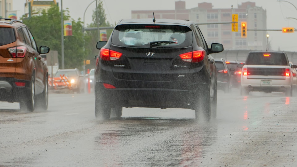 Des voitures sur la route lors d'une journée pluvieuse à Regina.