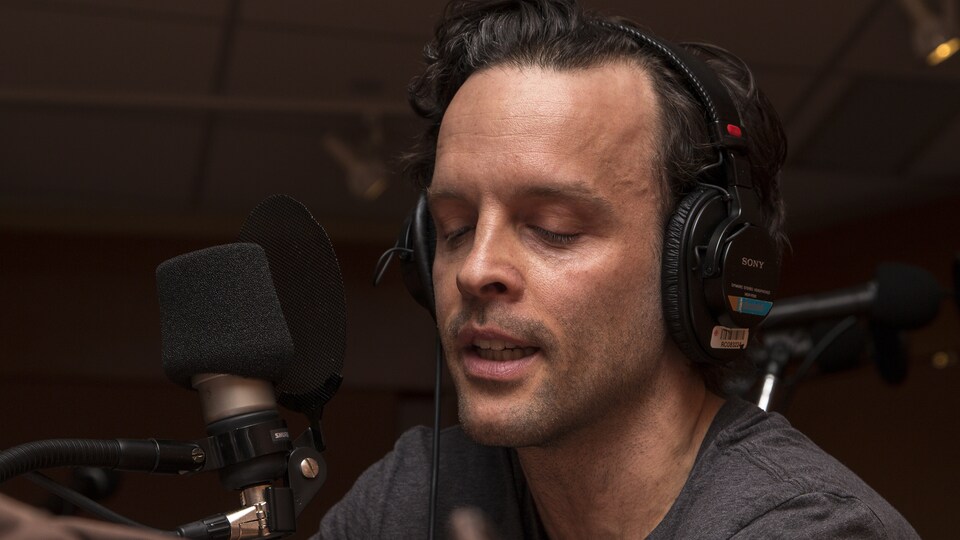 Le comédien Marc Beaupré s'empare du micro ouvert pour prononcer un hommage émotif aux professeurs de son enfance.