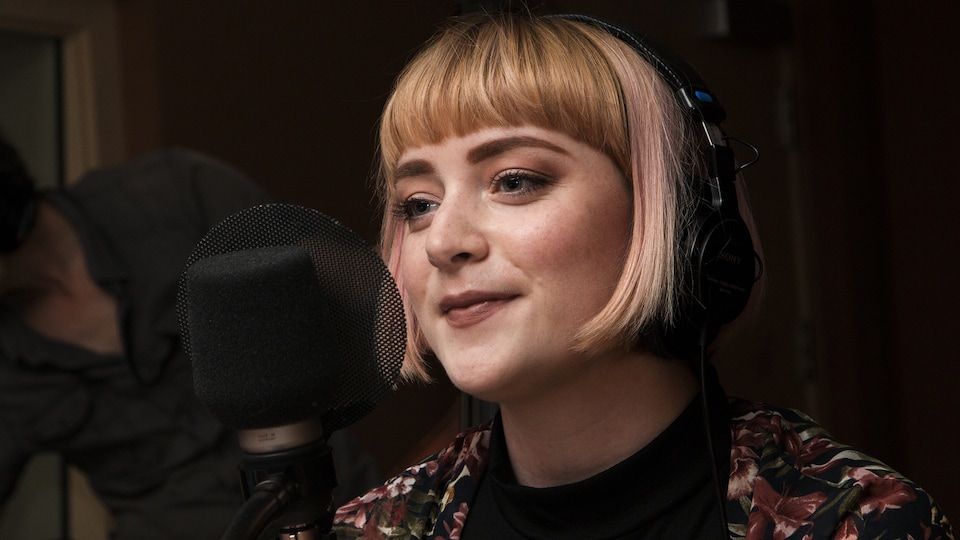 L'étudiante Camille Robert s'empare du micro au studio 18.