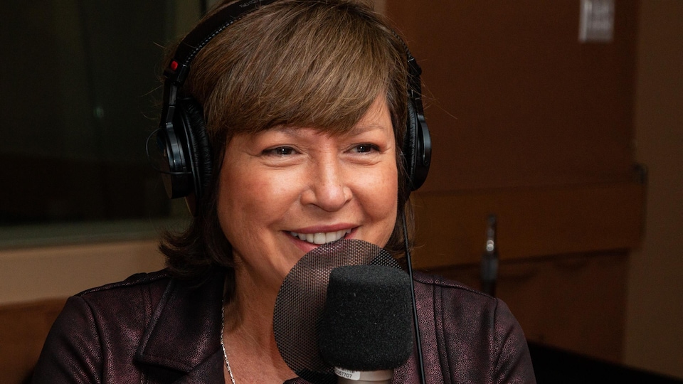 L'animatrice au sourire radieux s'adresse à l'animatrice.