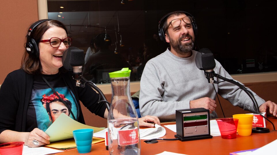 Les deux comédiens sourient à l'animatrice.
