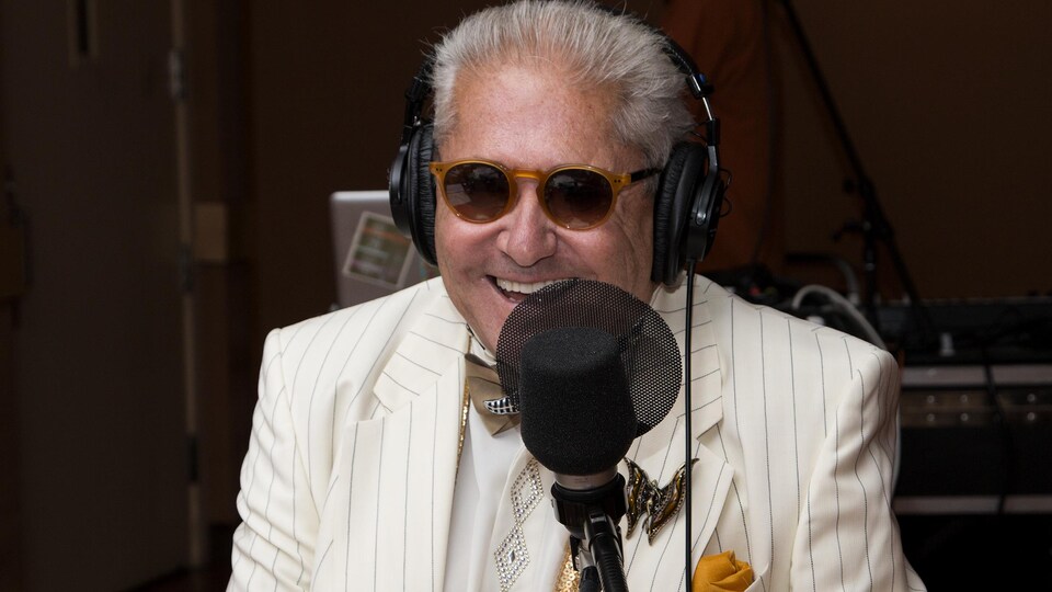 Jean-Paul Daoust sourit en studio
