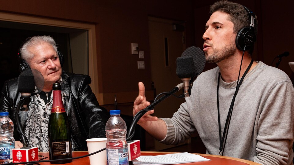 L'auteur parle de son livre en gesticulant, sous le regard attentif de Jean-Paul Daoust.