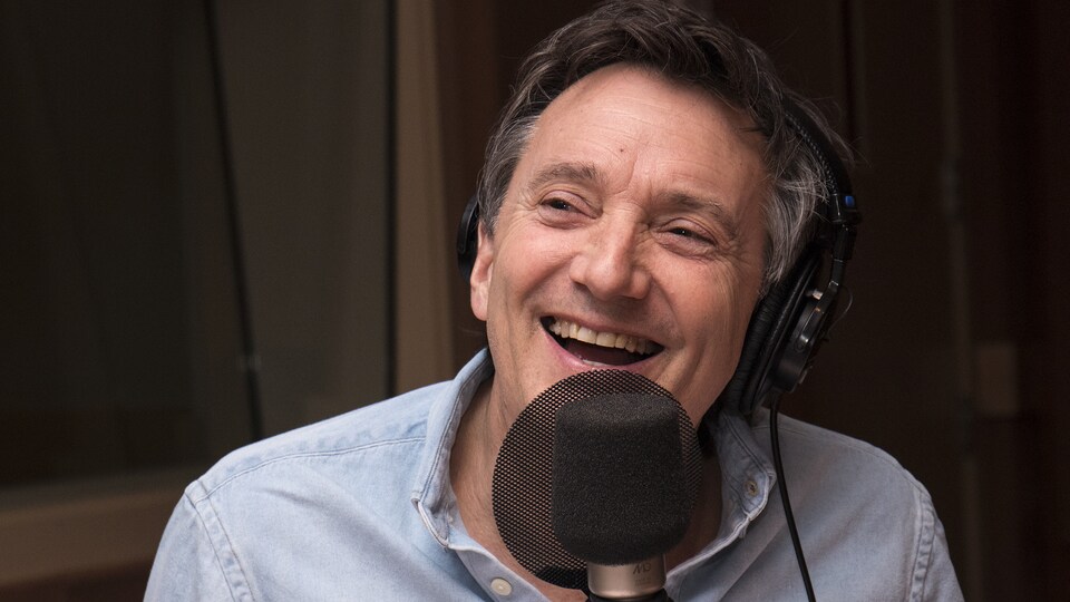 L'animateur sourit au micro du studio 18.