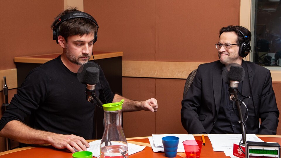 Le comédien gesticule sous le regard amusé d'Alexis Martin.
