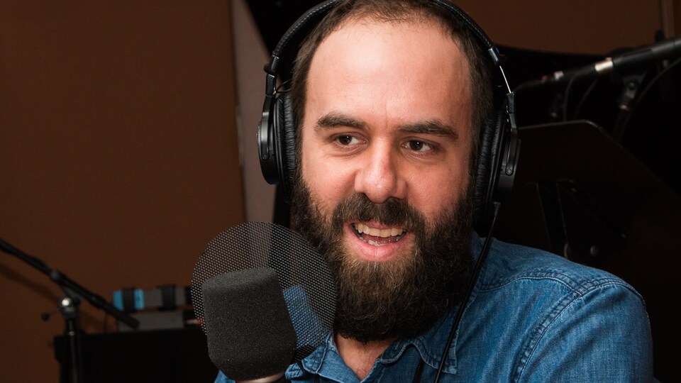 L'auteur barbu sourit au micro de l'émission.