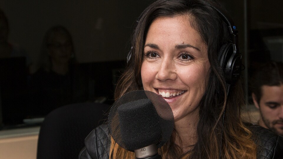 L'auteure Sophie Bienvenu sourit au micro lors de son entrevue avec Marie-Louise Arsenault