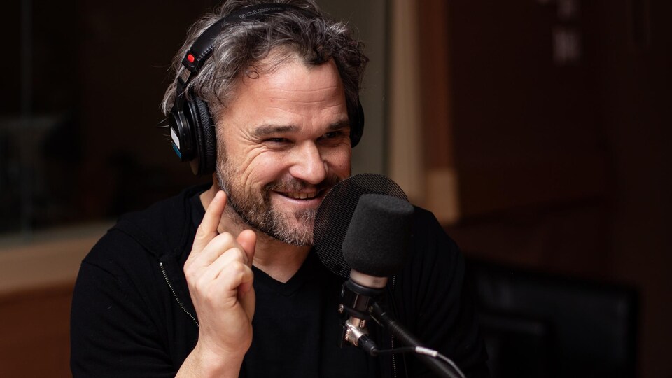 Le musicien et auteur sourit en racontant une anecdote.
