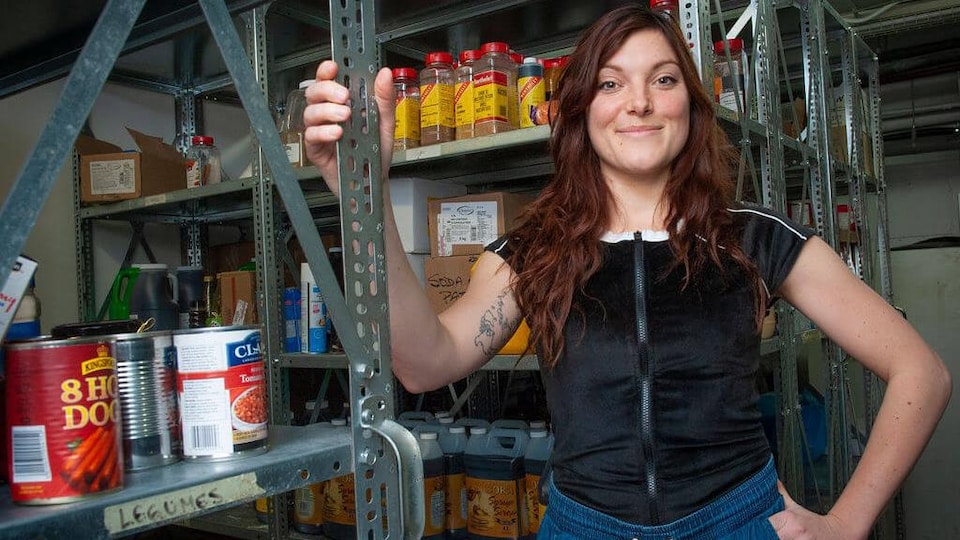 Une femme est dans le garde-manger d'un restaurant.
