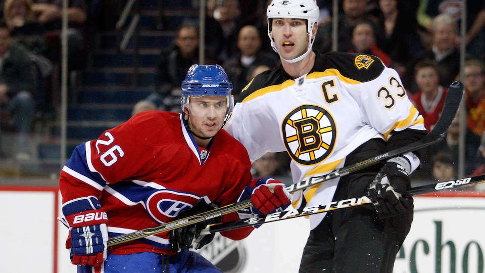 D'hier à aujourd'hui, le Canadien et les Bruins se livrent une lutte éternelle. Ici, Josh Gorges et Zdeno Chara se surveillent de près pendant un match en décembre 2010 au Centre Bell.