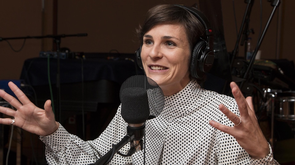 Dominique Leclerc gesticule en parlant.