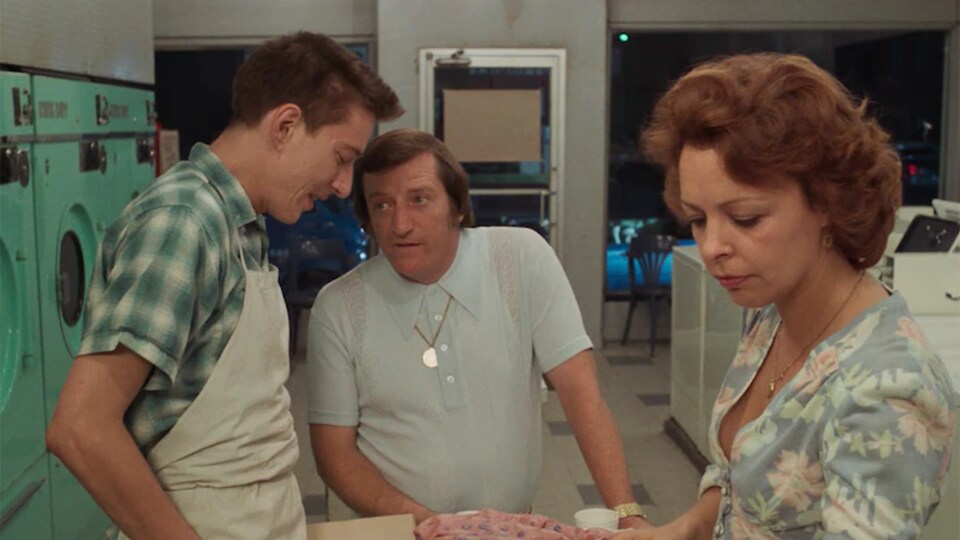 Jean-Pierre Bergeron, Jean Lapointe et Sophie Clément dans le film L'eau chaude, l'eau frette (1975), de Marc-André Forcier.