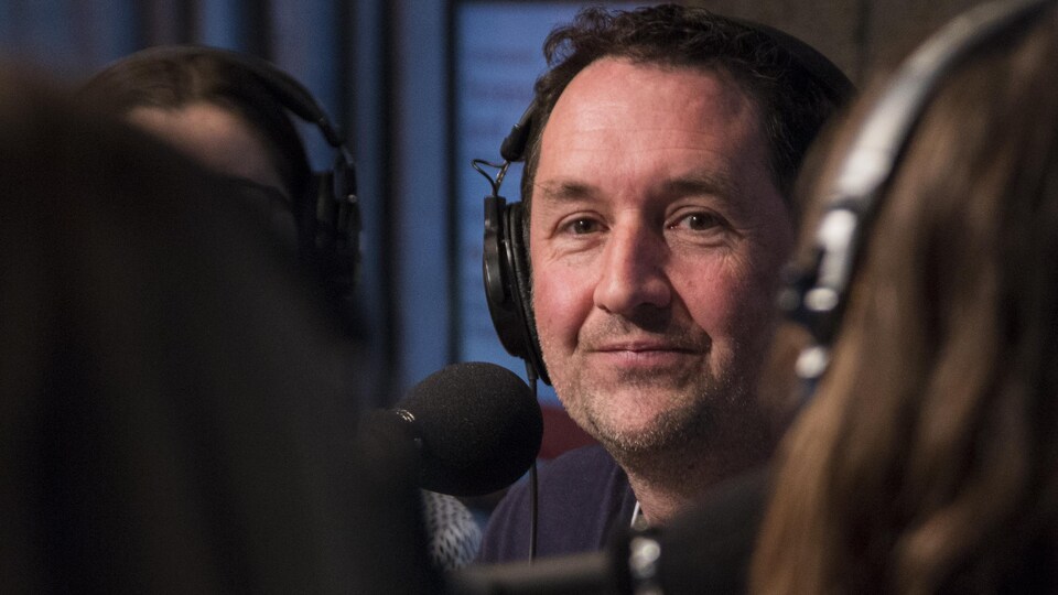 Le bédéiste Guy Delisle sourit au micro.