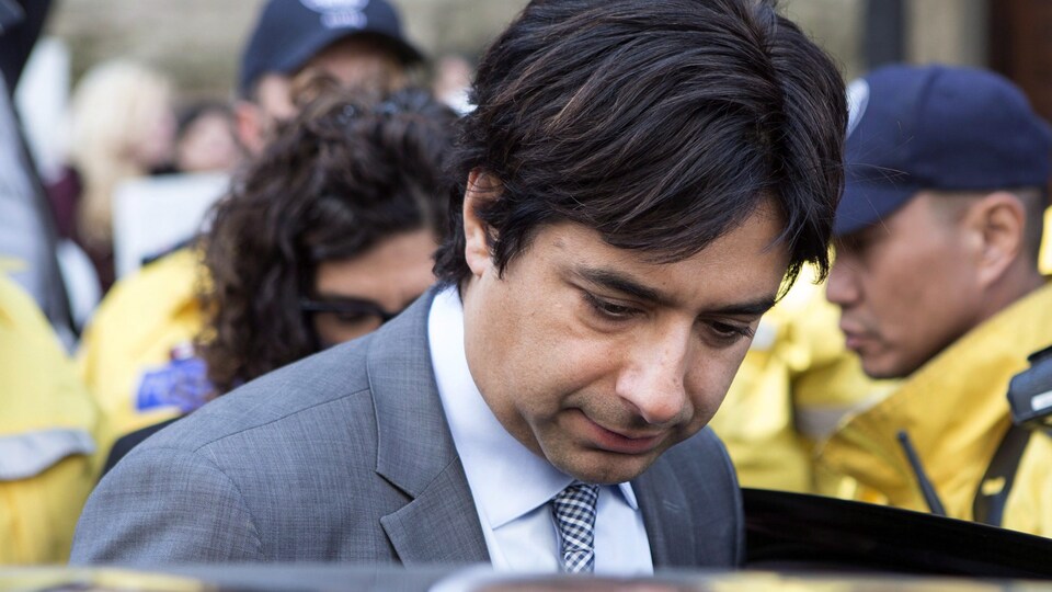 L'ex-animateur de la CBC, Jian Ghomeshi, quitte le tribunal en mai 2016 à Toronto.