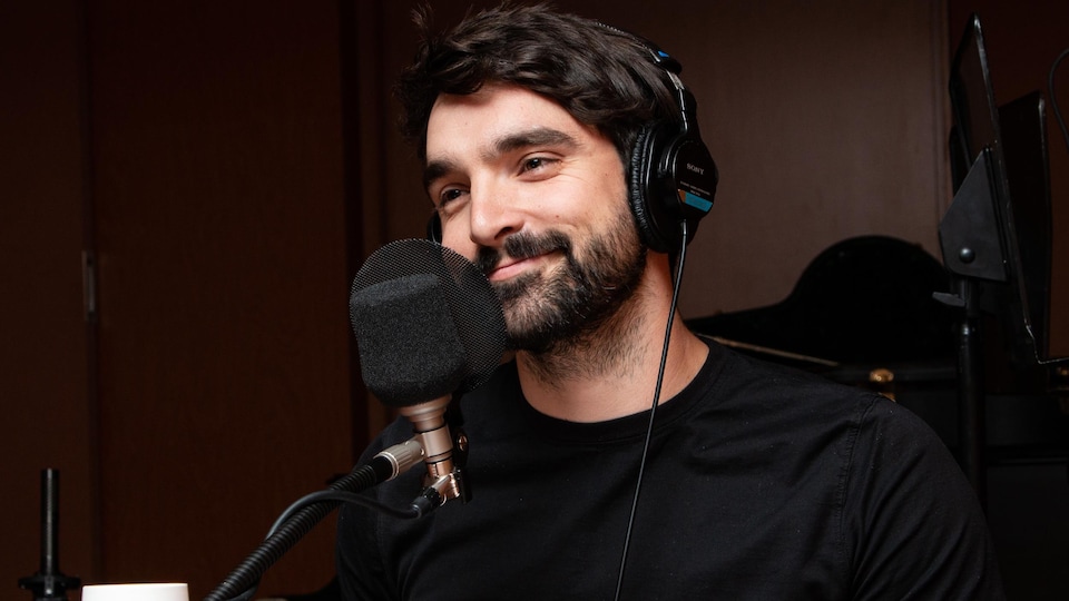 Jean-Philippe Baril Guérard sourit dans un studio.