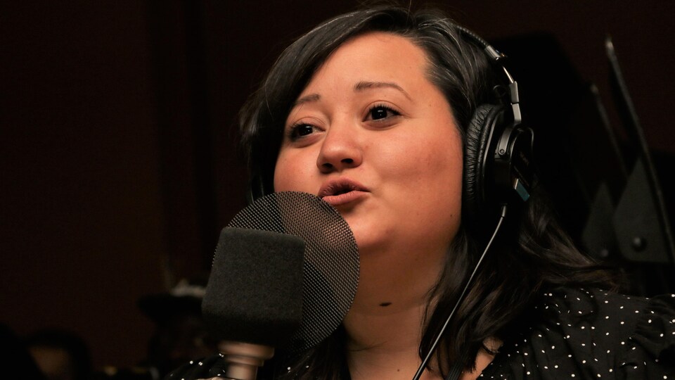 Manal Drissi livre un texte bien senti au micro de Marie-Louise Arsenault.