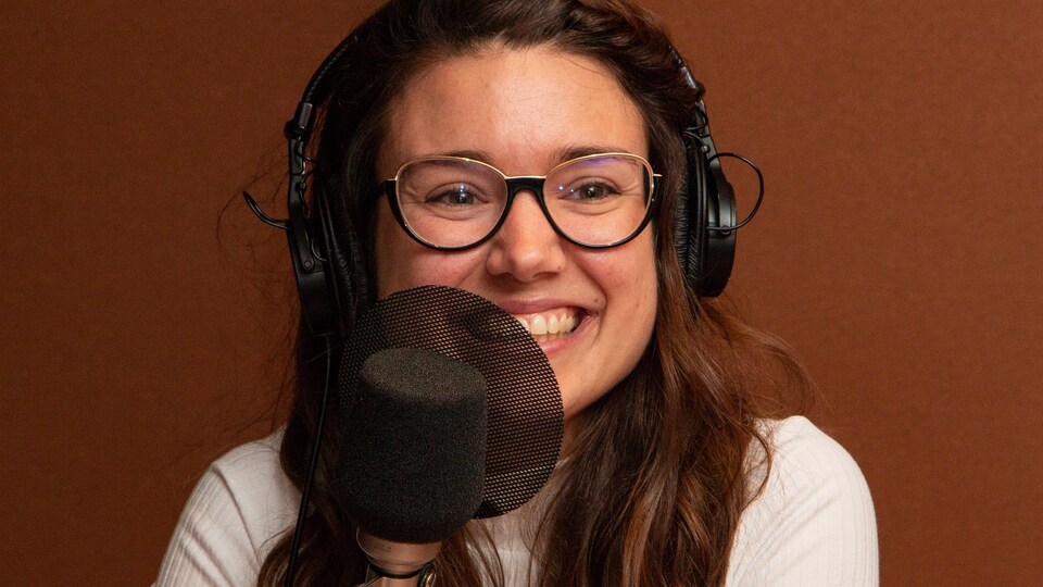 La brune comédienne aux lunettes sourit à l'animatrice.