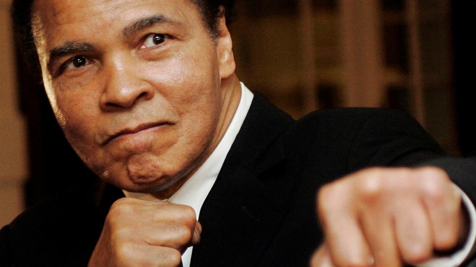 Le boxeur Mohamed Ali et ses poings.