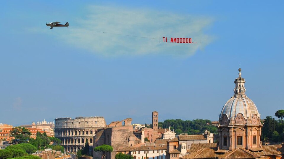 Un avion survole Rome tirant une banderole marquée des mots Ti amo.