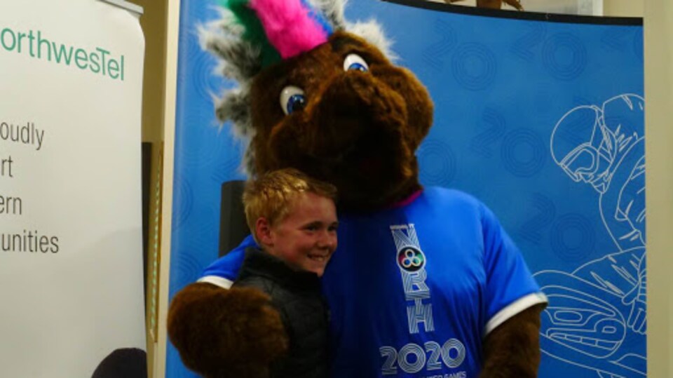 La mascotte Däch'äw des Jeux de l'Arctique 2020 avec son idéateur.