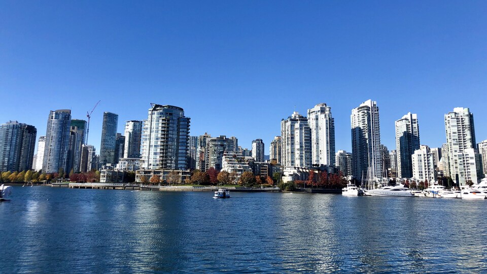 Le bras de mer False Creek et des immeubles du centre-ville de Vancouver.