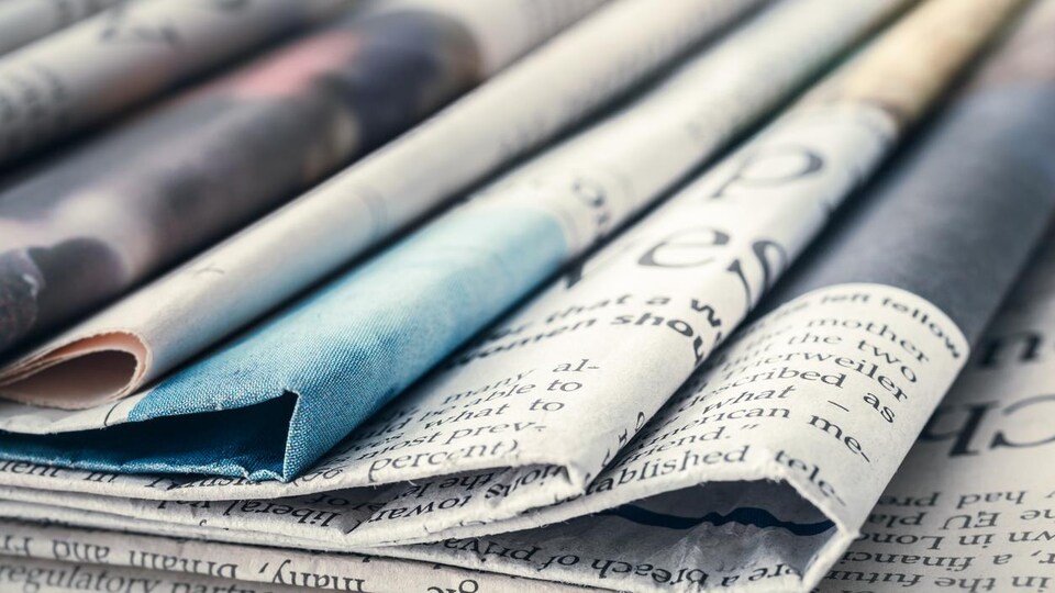 Des journaux empilés