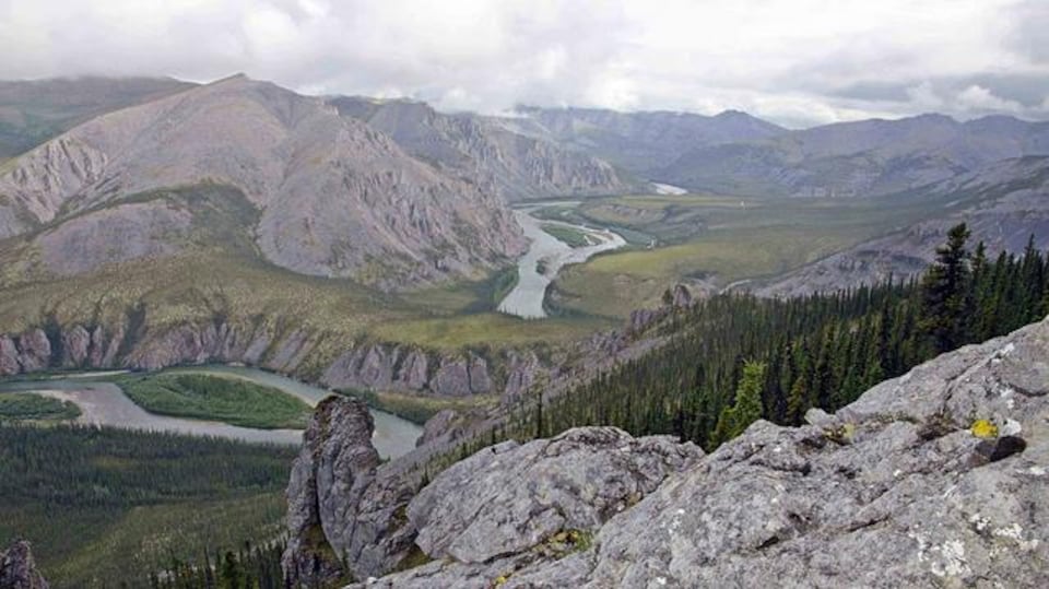 Une rivière entourée de montagnes, au Yukon. 