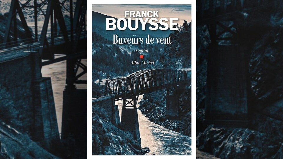 La photo d'un pont.