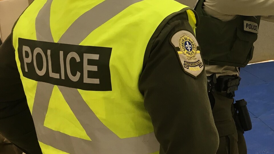 Un policier de dos