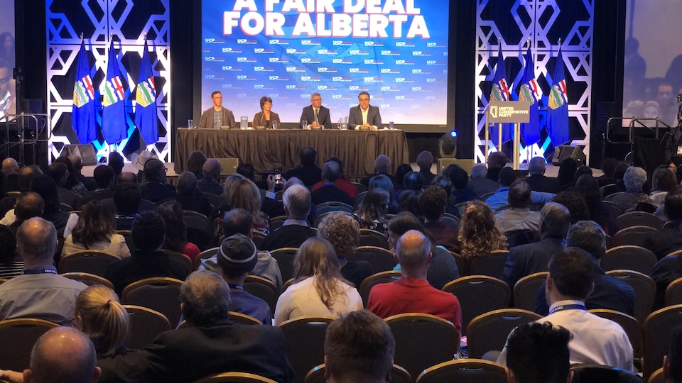 Des militants conservateurs, assis de dos, lors de la séance de discussion consacrée à la place de l'Alberta dans la Fédération.