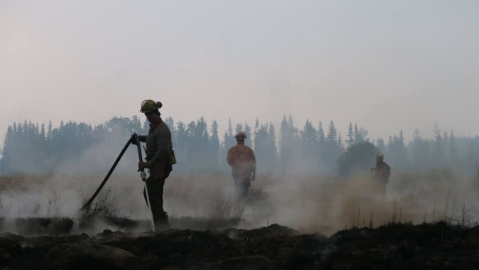 Des pompiers à l'oeuvre dans la région de Cariboo en Colombie-Britannique