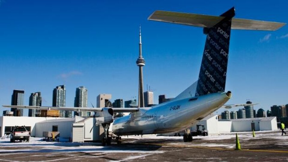 Un avion de la compagnie aérienne Porter à l'aéroport Billy-Bishop de Toronto.