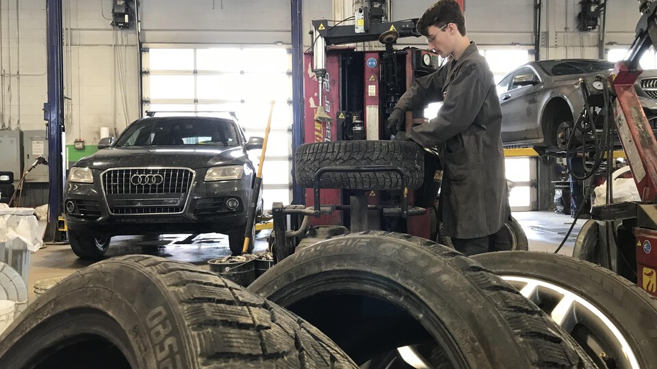 Blitz de pose de pneus d'hiver dans les garages de Sherbrooke.