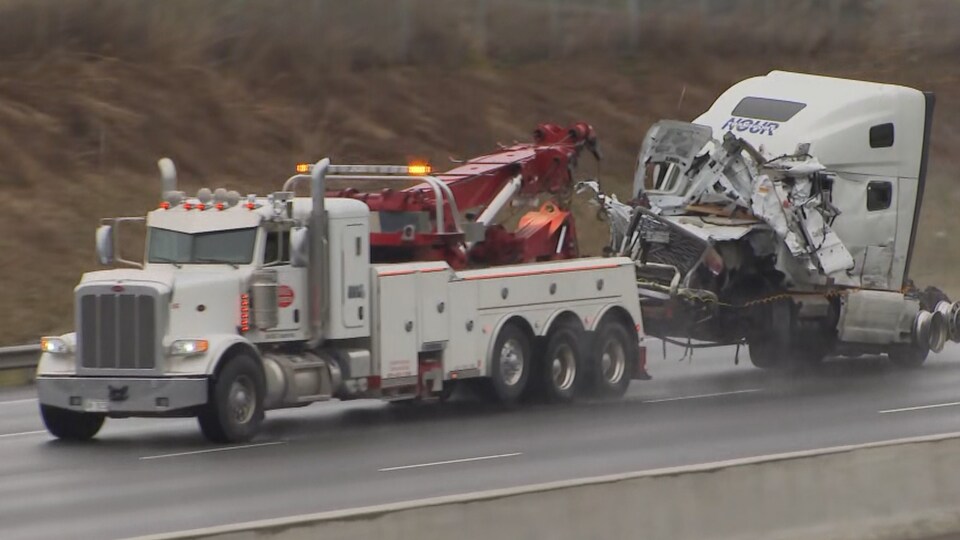 Un camion complètement embouté à l'avant se fait remorquer sur l'autoroute 401 à Whitby le 30 avril 2024.