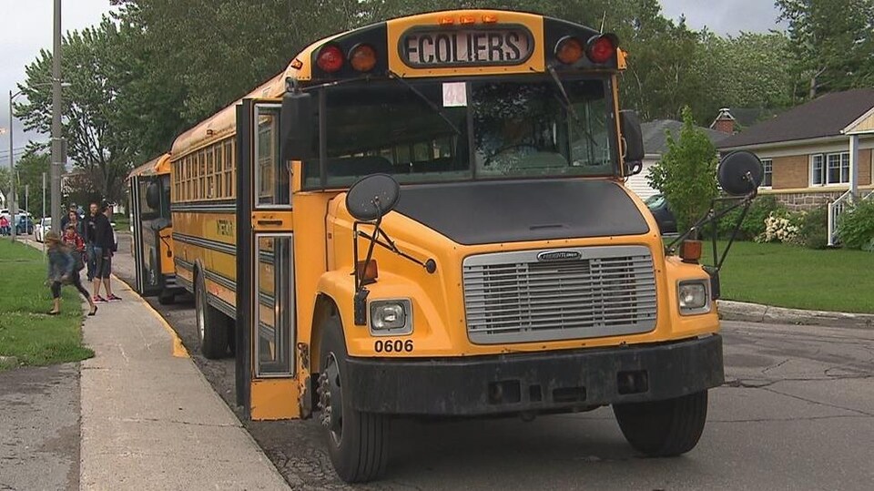Des autobus scolaires.