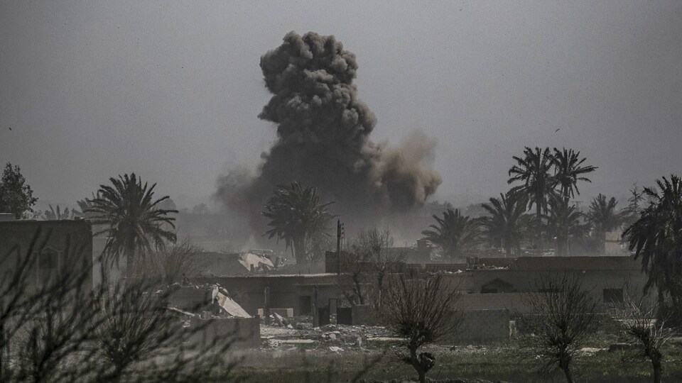 Une colonne de fumée monte au-dessus de la ville de Baghouz.