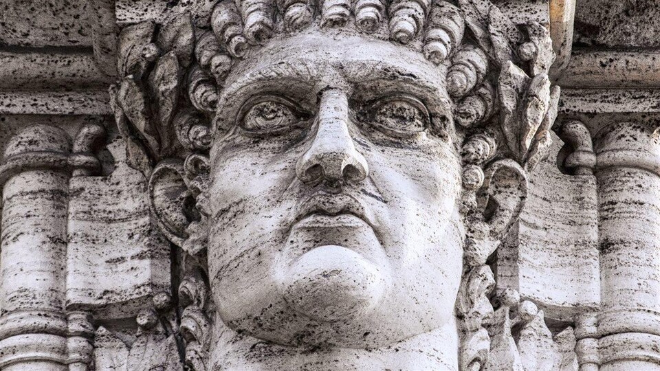 Une statue de la tête de l'empereur Néron dans les ruines de son palais doré, la Domus Aurea.