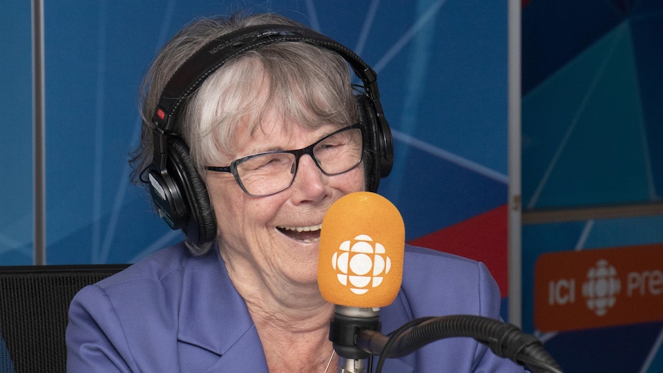 La comédienne Béatrice Picard assise devant un micro.
