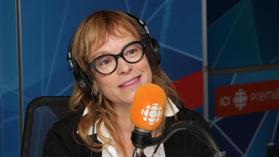 L'autrice Martine Delvaux dans le studio 17 de Radio-Canada