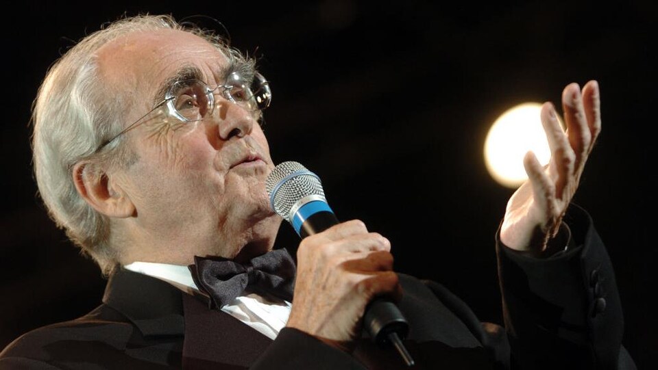 Michel Legrand chante en tuxedo.