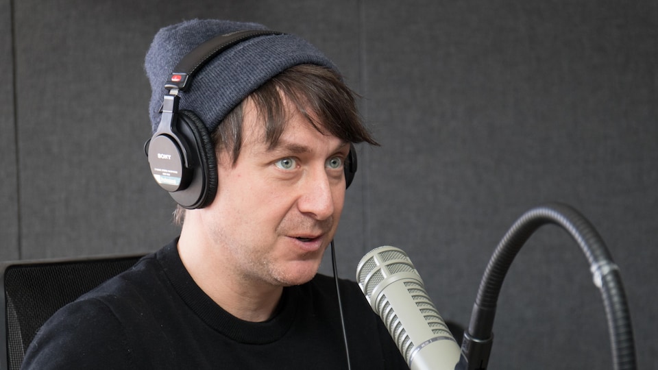 Éric Morin dans les studios de Radio-Canada