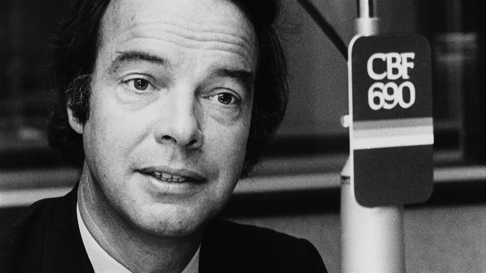 Pierre Nadeau dans un studio de radio à l'émission Présent