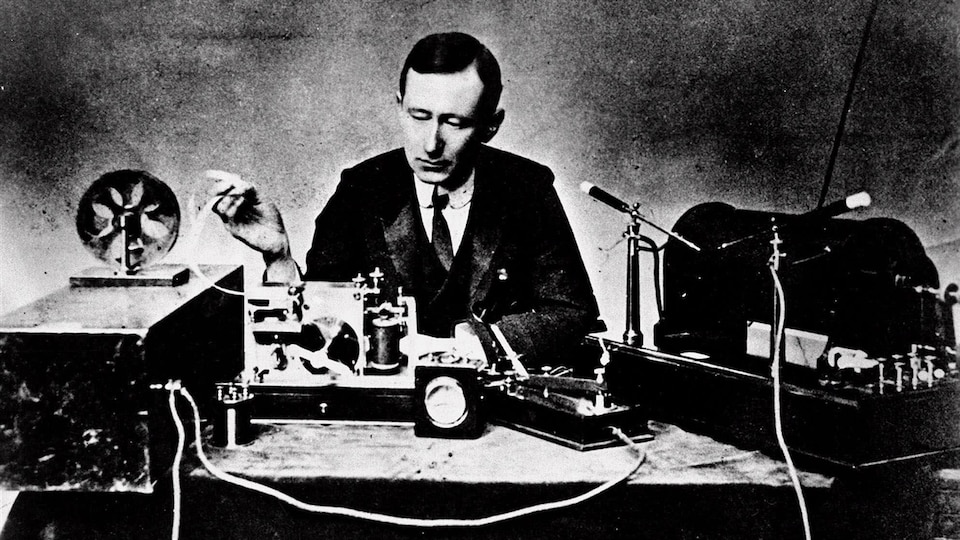 Guglielmo Marconi, reconnu comme étant l'inventeur de la radio, devant son équipement en 1901.