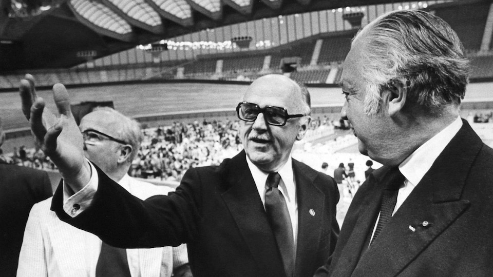 Le maire de Montréal Jean Drapeau fait visiter les installations olympiques au président du comité international olympique Lord Killanin en juillet 1976.