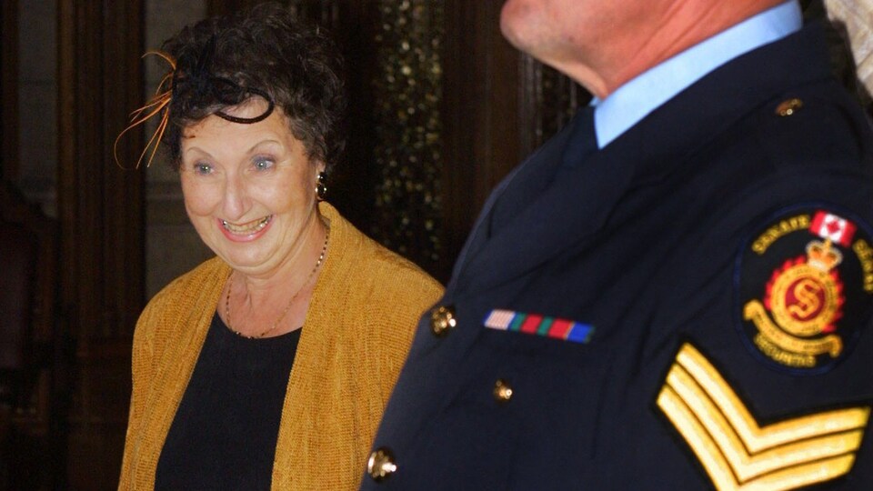 Viola Léger avant sa cérémonie d'assermentation à Ottawa en 2001.